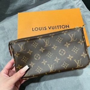 AUTHENTIC LOUIS VUITTON POCHETTE ✨